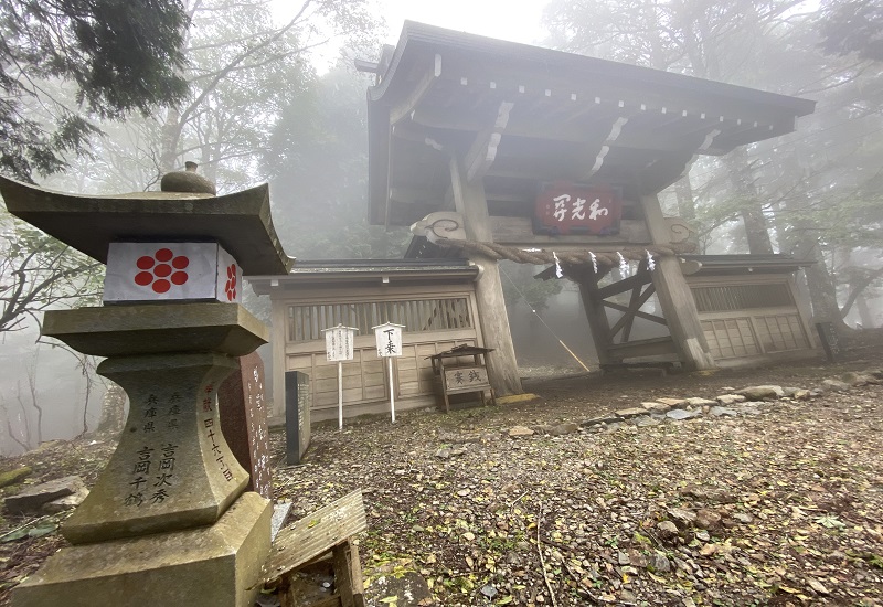 霧深い和光門と燈籠