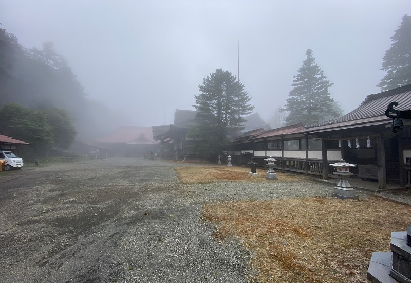 霧が濃い七面山境内