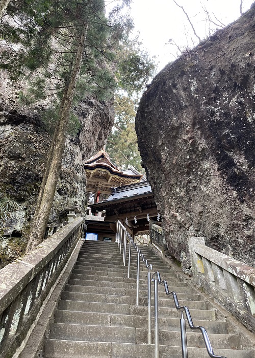 2つの巨岩の隙間を縫うようにある階段