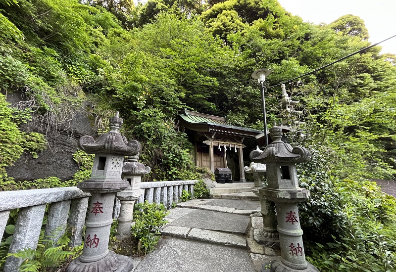 上之水神社の本殿と灯籠
