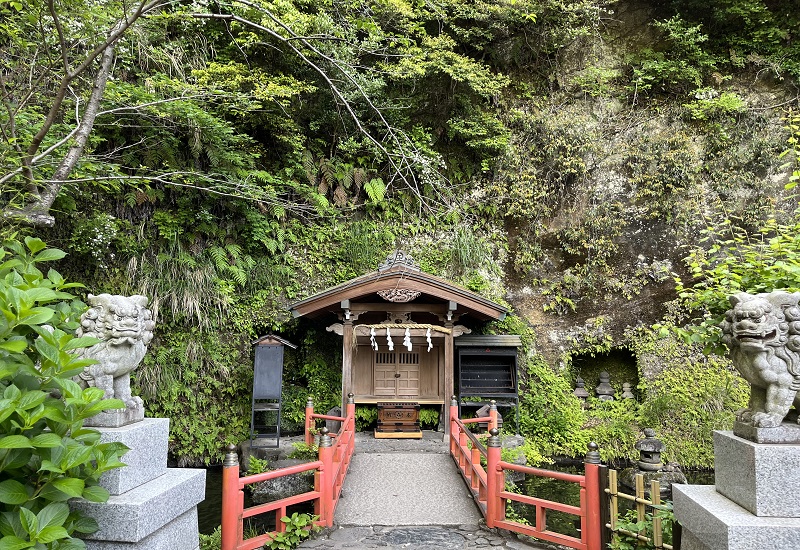 赤い橋の先にある下之水神社