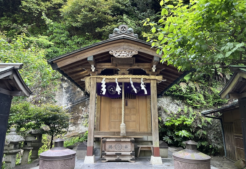 切妻屋根の七福神社