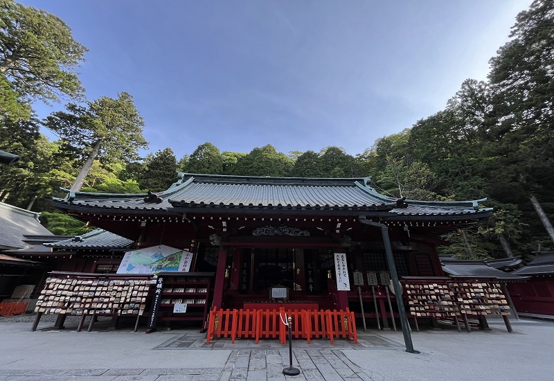 箱根神社の御本殿、拝殿から見える青空