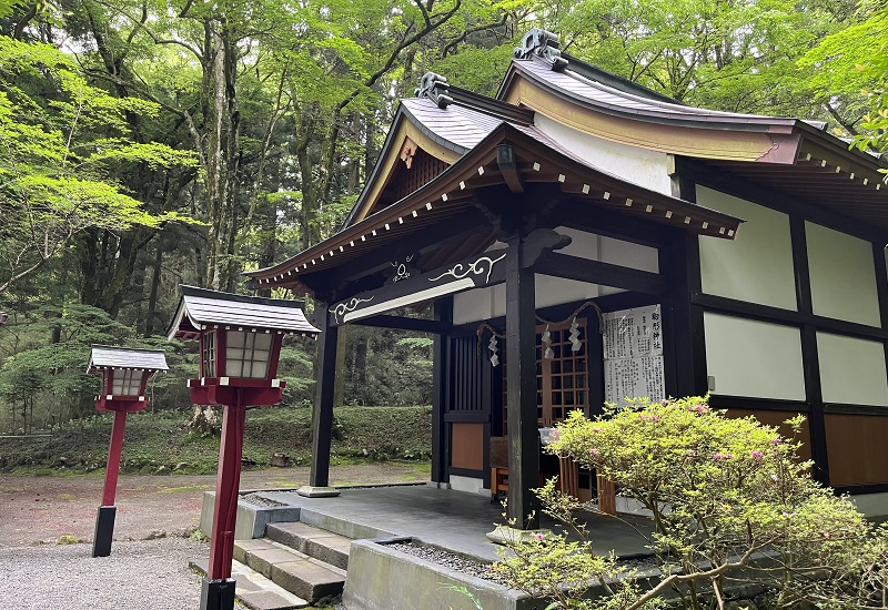 駒形神社、入母屋造りの本殿