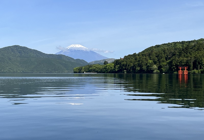 芦ノ湖畔から見える富士山と箱根神社平和の鳥居