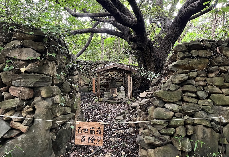 石垣の奥にある秋葉神社