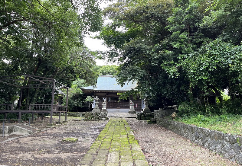 八劔神社本殿へと続く石畳の参道