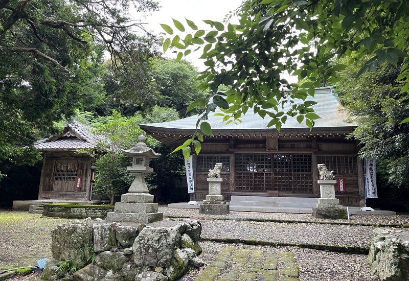 寄棟屋根の八劔神社本殿
