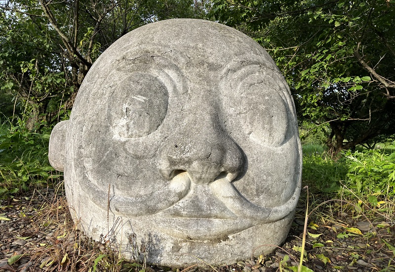 巨大な石造の顔