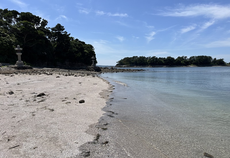 筒島の静かな浜辺