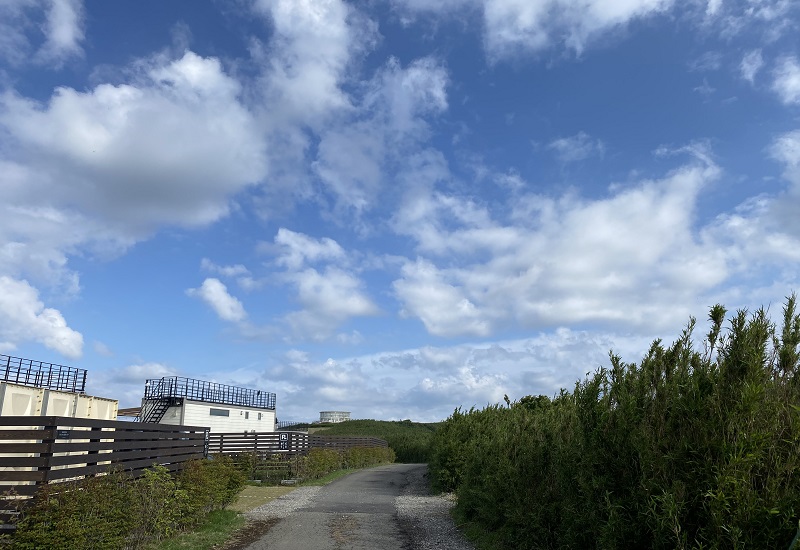 十国峠展望台へと続く道と空