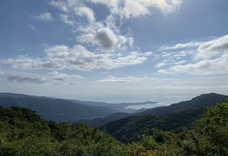 十国峠展望台から眺める真鶴半島と空