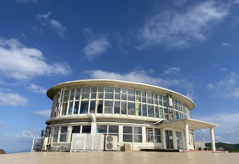 円柱の建物の十国峠山頂駅