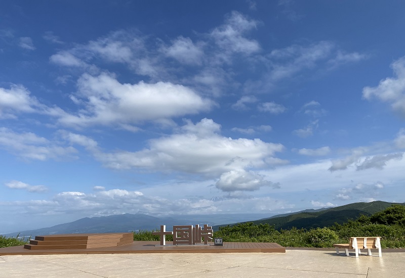 十国峠モニュメントと空