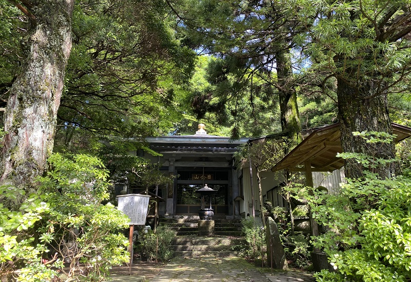 深い森に囲まれた日金山東光寺本堂