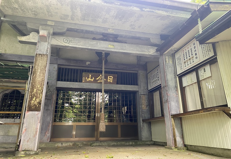 日金山東光寺の本堂入口