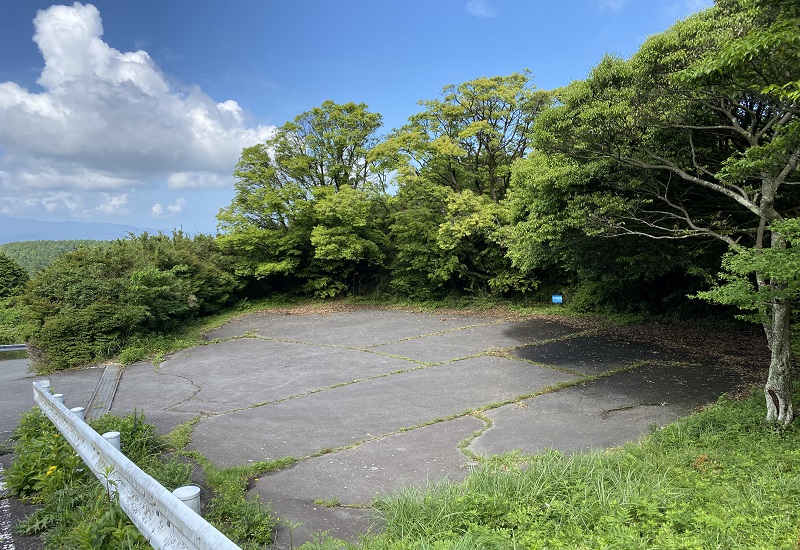 峠の駐車場スペース