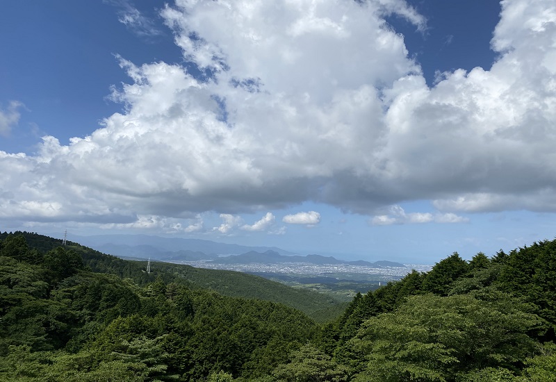 箱根十国峠から見える駿河湾方面の街並みと空