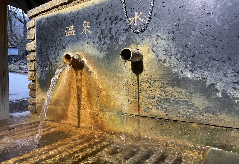 源泉噴出口と水