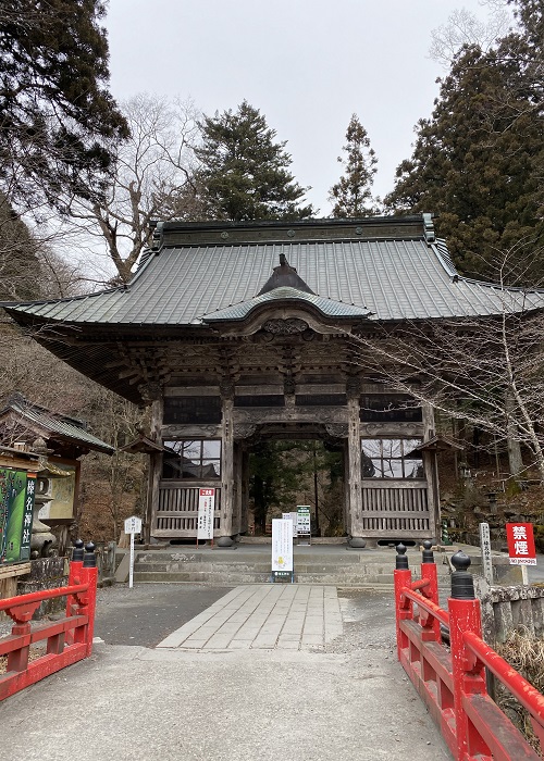 大きな入母屋屋根の屋根の随神門