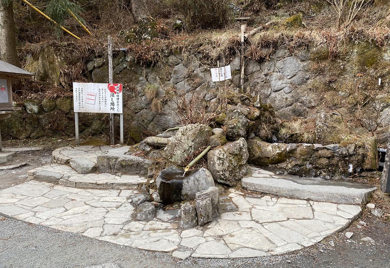 参道脇にある水神楽