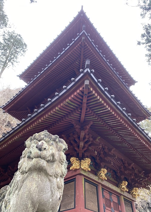 下から見上げる朱色が特徴の神宝殿