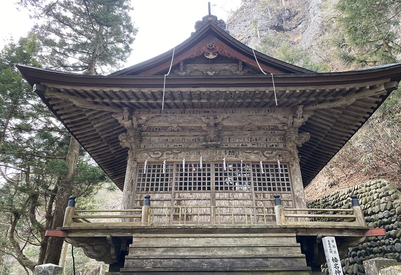 彩色がされていない入母屋屋根の神幸殿