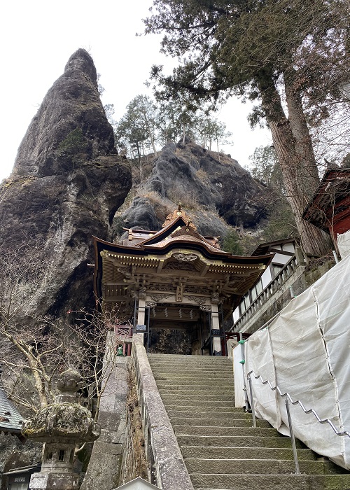 双龍門と後ろにある鉾岩