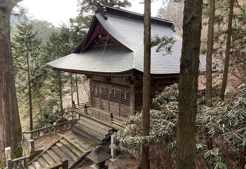 大きな入母屋屋根が特徴の神幸殿