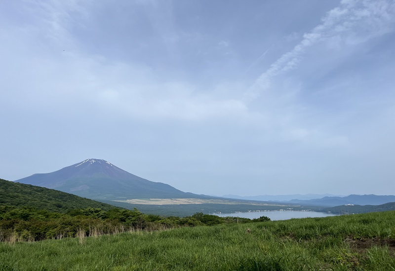 登山道から見える富士山と山中湖の景色