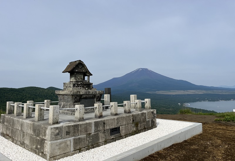 山中諏訪神社奥宮から覗く富士山と山中湖