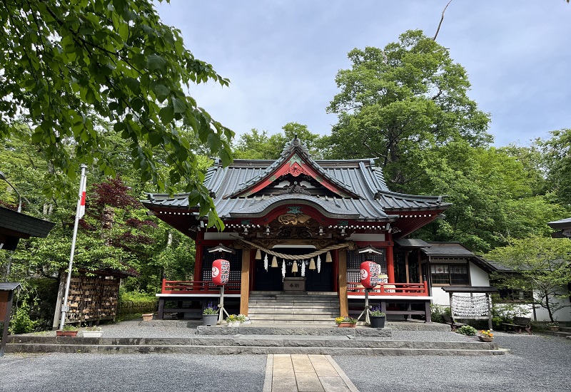 入母屋屋根が特徴の山中諏訪神社社殿