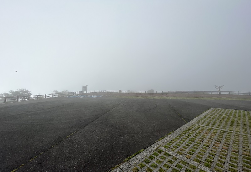 霧に包まれた滝知山駐車場