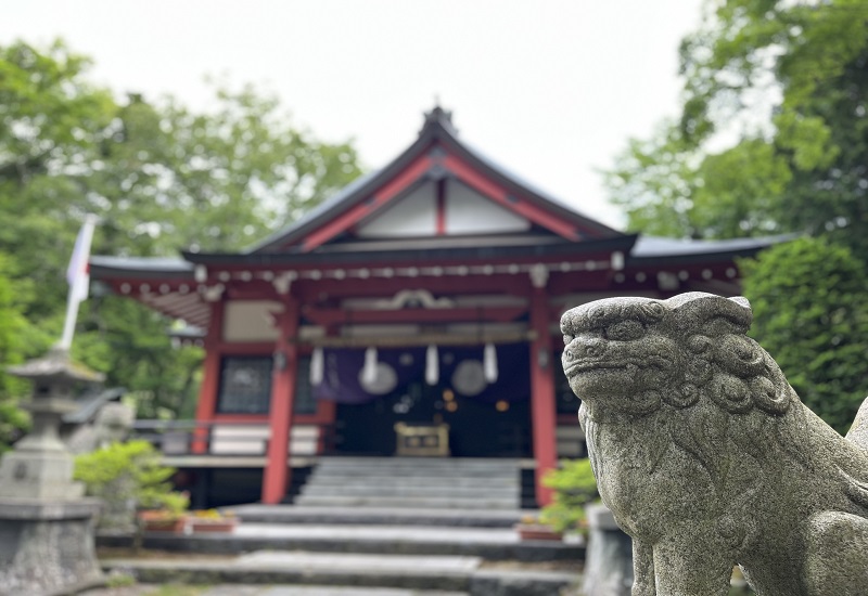 山中浅間神社本殿と石造りの狛犬