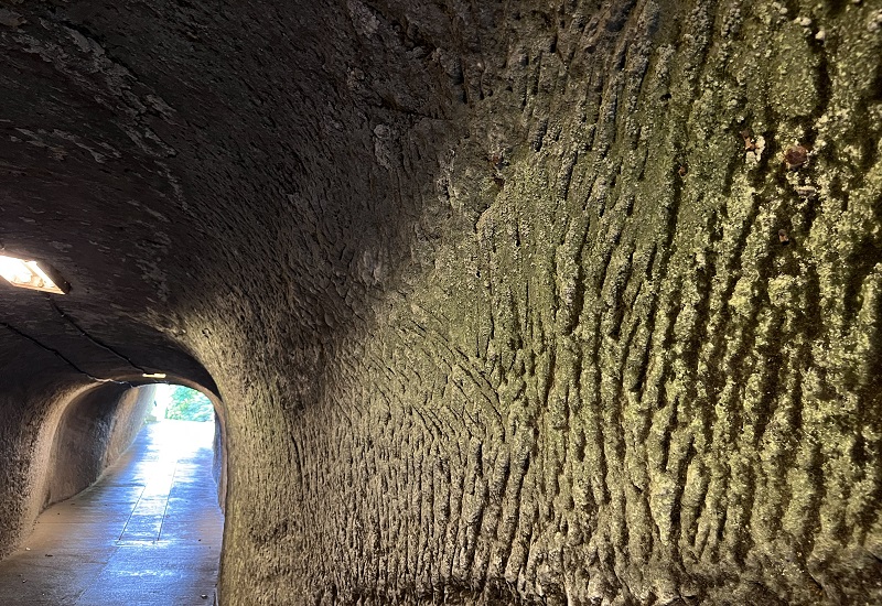 トンネル内のツルハシ跡