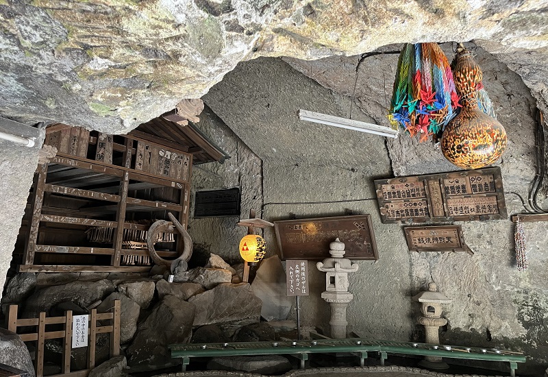 奥宮洞窟内にある銭洗い場