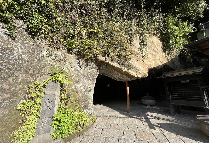 奥宮洞窟の入り口