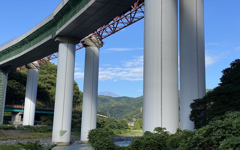 東名高速道路の陸橋
