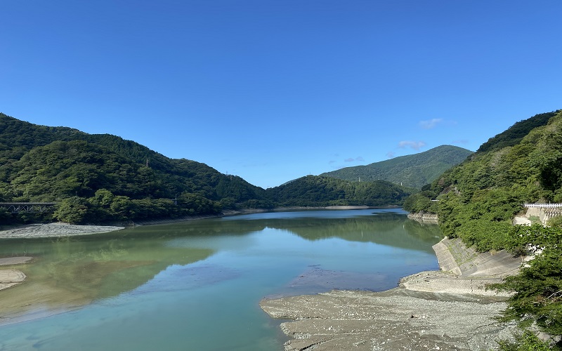 丹沢湖と青空