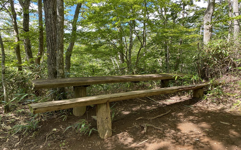 横長の木製ベンチ