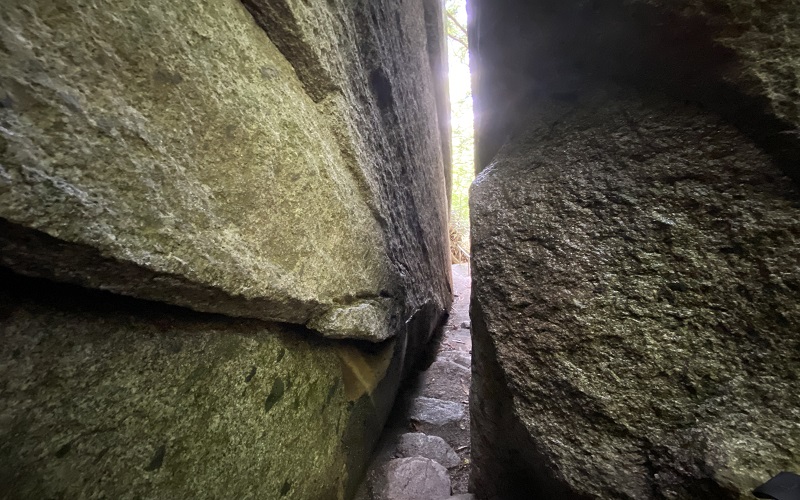 参拝順路の御神体大岩の隙間