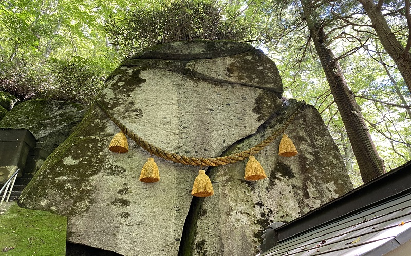 石割神社境内にある御神体の大岩