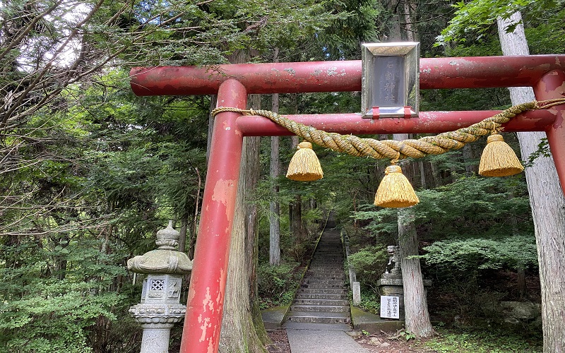 石割神社の朱色鳥居と登山口