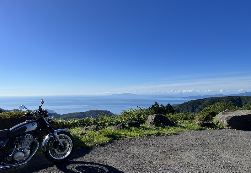 吉浜展望から見えるバイクと海