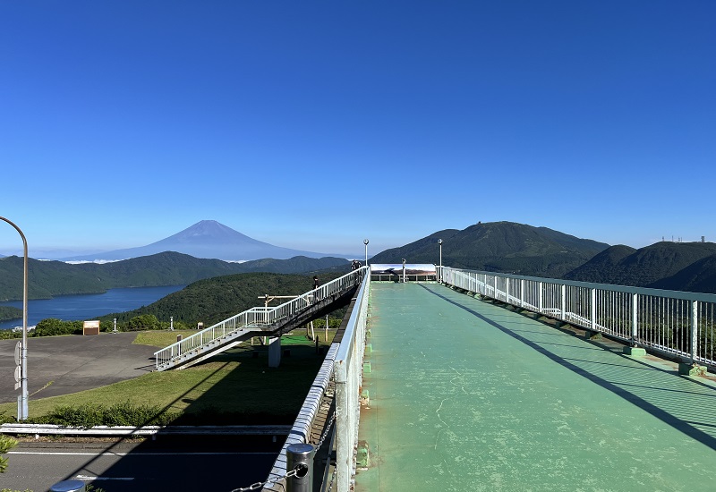 歩道橋から見る箱根大観山展望台、富士山、芦ノ湖