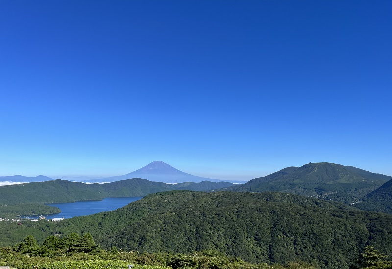 青く透き通る空と富士山、芦ノ湖、駒ケ岳