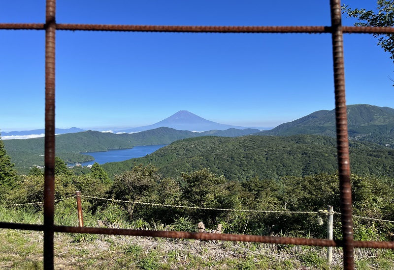 格子状から覗く富士山と芦ノ湖