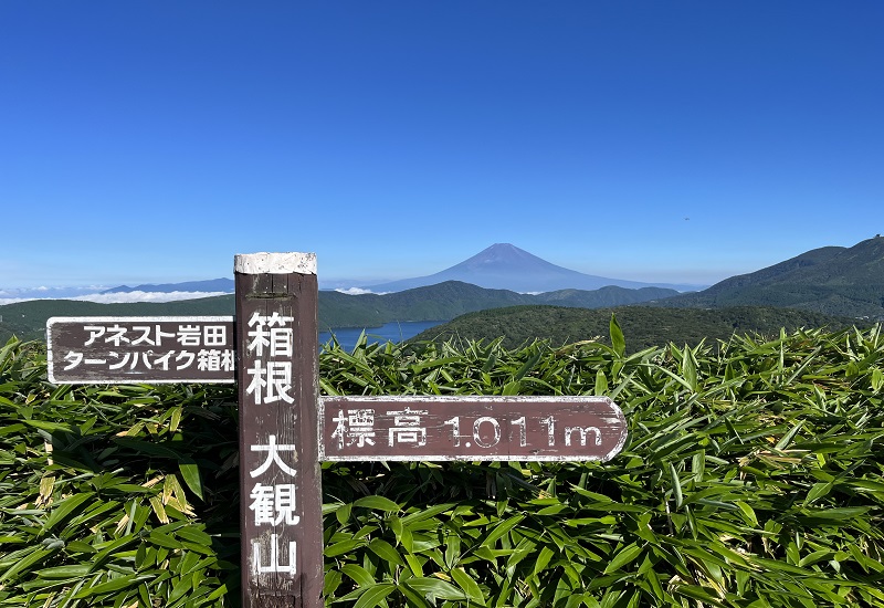 野花の小径の出入口からの富士山と芦ノ湖