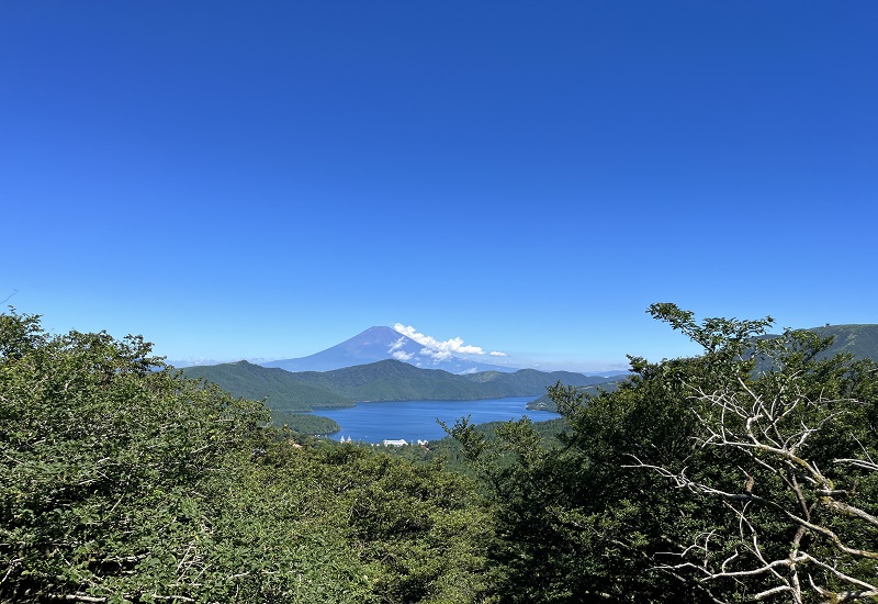 少し雲がかかっている富士山と芦ノ湖