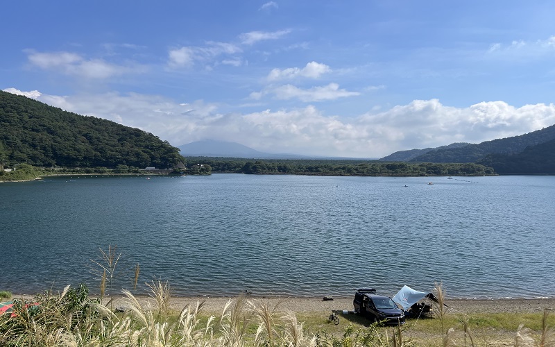 精進湖畔の貸し切り状態のキャンプと富士の眺め